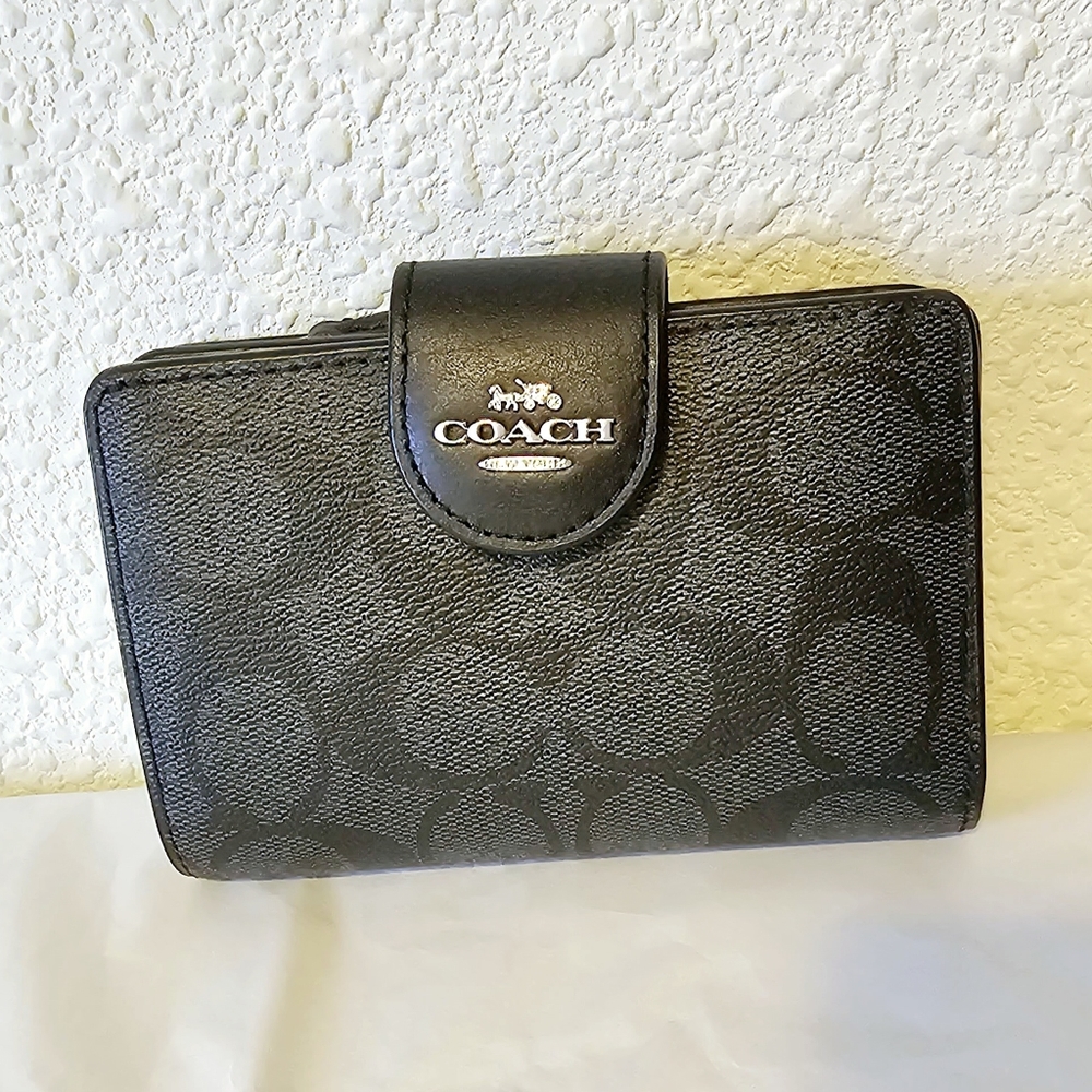 Medium Corner Zip Wallet In Signature Canvas